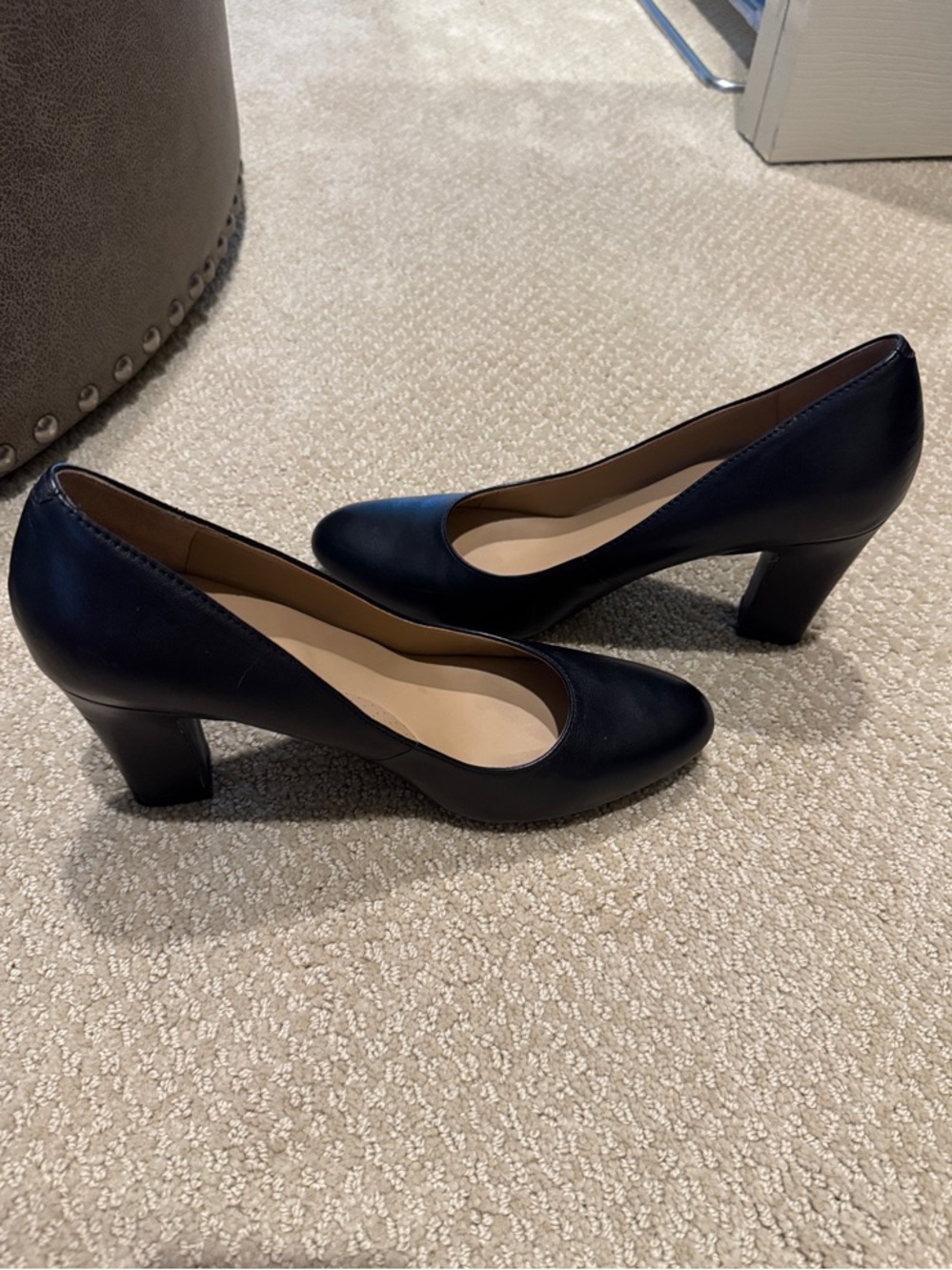 AEROSOLES Black Leather Mid-Heel Pumps